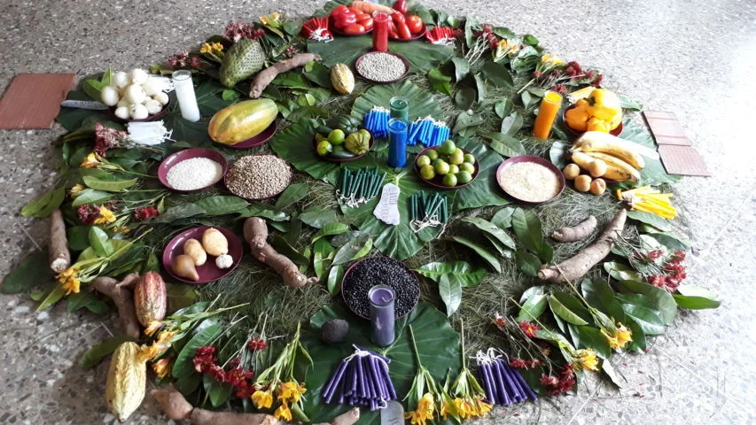 Elementos culturales y ofrenda comunitaria Maya-Q’eqchi’