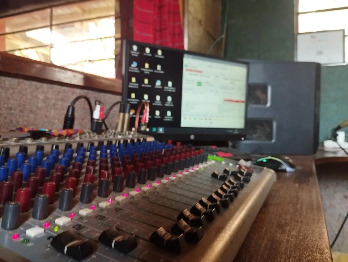 Consola de transmisión de Radio Santa María Qana’ Itzam
